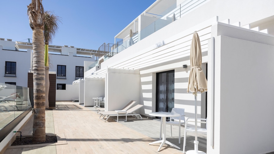 Esmeralda Cotillo Homes by LIVVO