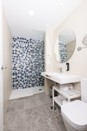 Superior Family Apartment | Baño | Regadera, regadera tipo lluvia, secadora de cabello, toallas