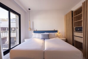Caja de seguridad en la habitación, muebles diferentes y escritorio 