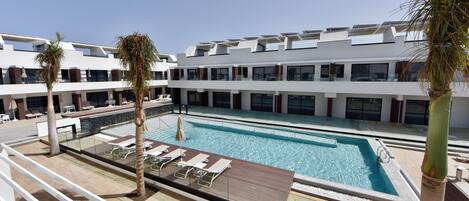 屋外プール、サンラウンジャー