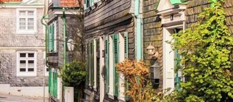 #111 - LUX-Flat Lennep Altstadt - Netflix & Prime rock wall