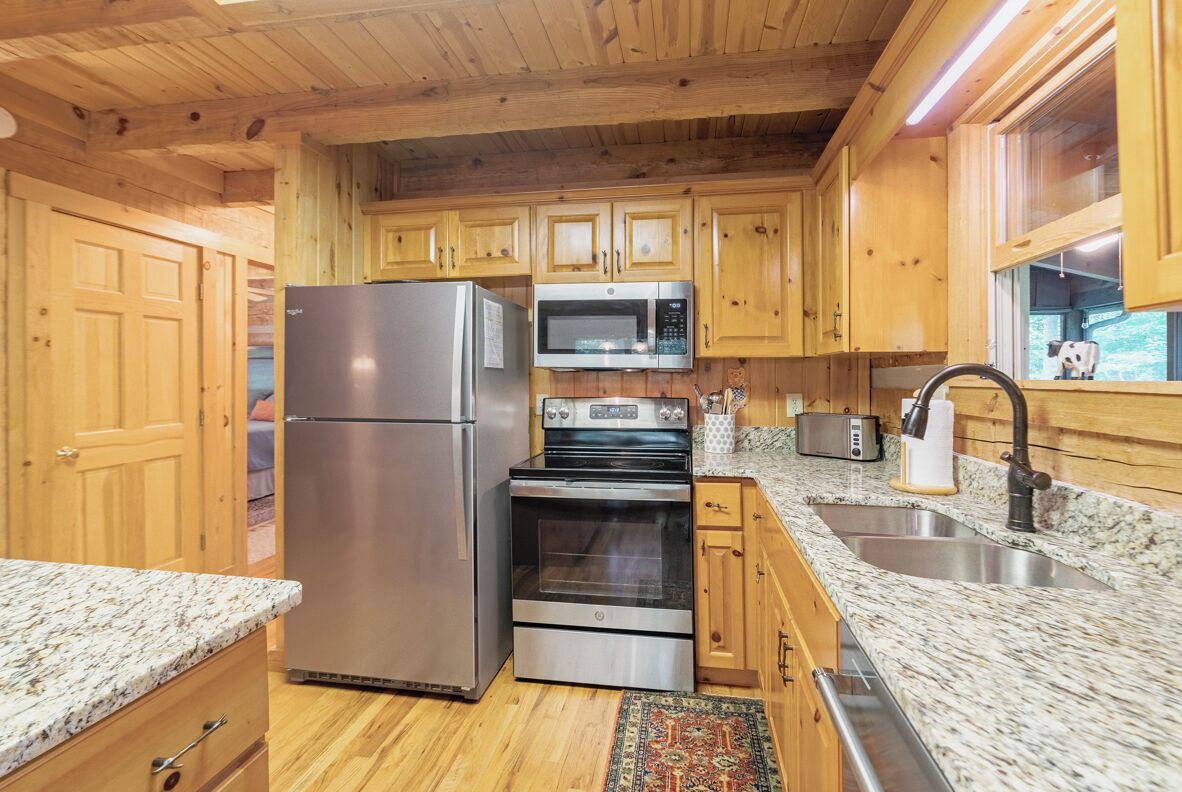 小型冷蔵庫、食器洗い機、コーヒー / ティーメーカー、調理器具と食器