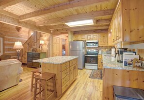 小型冷蔵庫、食器洗い機、コーヒー / ティーメーカー、調理器具と食器