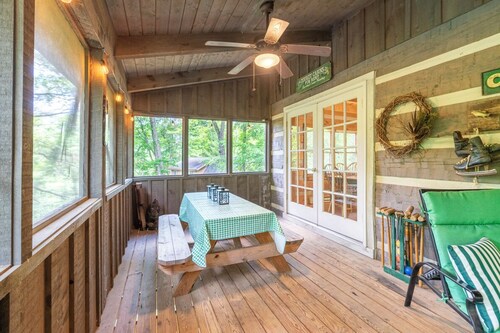 7 Oaks: Mtn Cabin, Hot Tub, Fishing Ponds, Waterfront (Lake View), Pool Table
