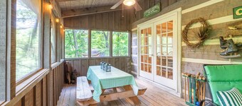 7 Oaks: Mtn Cabin, Hot Tub, Fishing Ponds, Waterfront (Lake View), Pool Table