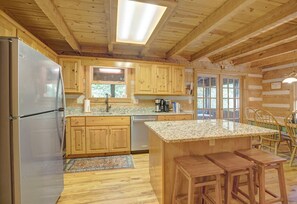 ثلاجة صغيرة، غسالة أطباق، ماكينة لصنع القهوة/الشاي