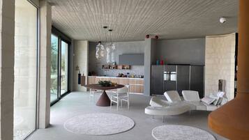 Caminetto, libri, impianto stereo