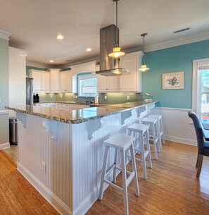 Kjøleskap, mikrobølgeovn, kokeplater og oppvaskmaskin