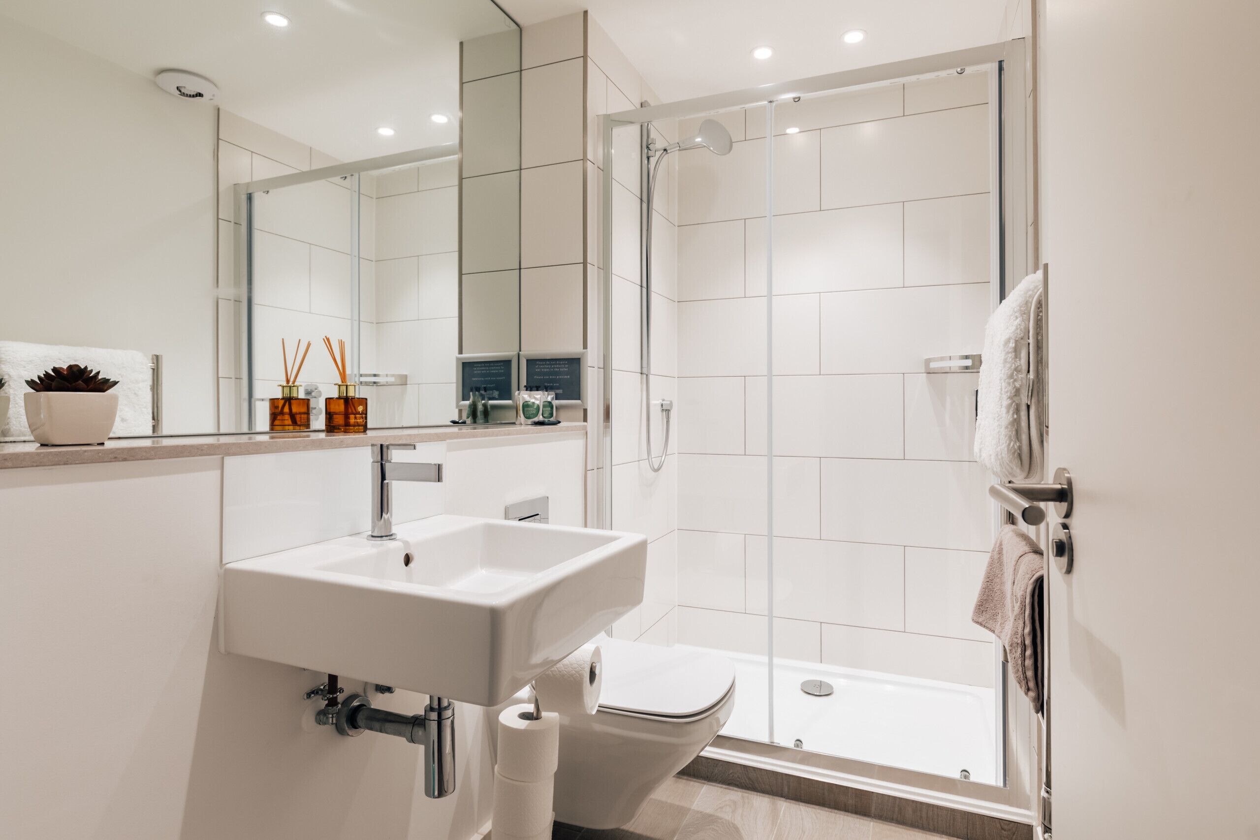 Douche, séchoir à cheveux, serviettes fournies