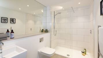 Shower, hair dryer, towels, shampoo