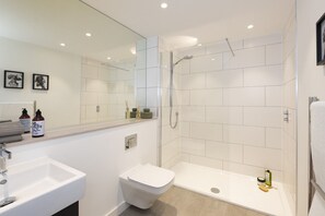 Shower, hair dryer, towels, shampoo - Large Garden 2 Bed Apartment with Parking in Bath (Bath)