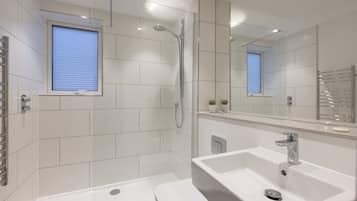 Chuveiro, secador de cabelo, toalhas de banho