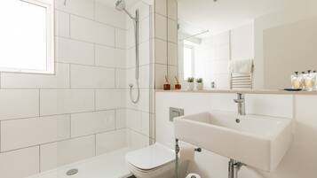 Dusj, hårføner og håndklær