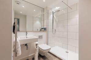 Shower, hair dryer, towels, shampoo - Family Friendly 2 Bed Garden Apt with Parking (Bath)