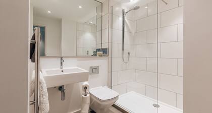 Family Friendly 2 Bed Garden Apt with Parking