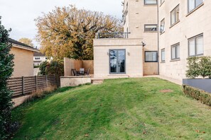 Terrace/patio - Family Friendly 2 Bed Garden Apt with Parking (Bath)