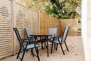 Outdoor dining - Family Friendly 2 Bed Garden Apt with Parking (Bath)