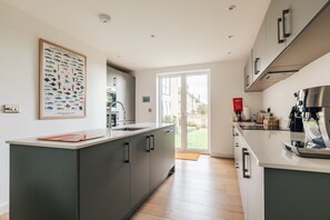 Kühlschrank, Mikrowelle, Ofen, Geschirrspüler