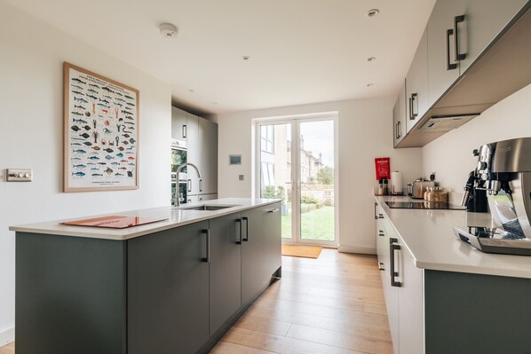 Geladeira, micro-ondas, fogão, cooktop