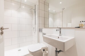 Regadera, secadora de cabello, toallas 