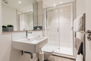 Regadera, secadora de cabello, toallas 