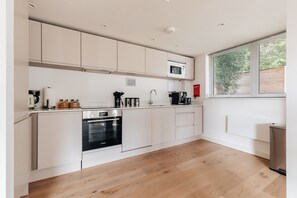 Fridge, microwave, oven, stovetop - New 2 Bed/2 Bath Apt in Bath with Garden & Parking (Bath)