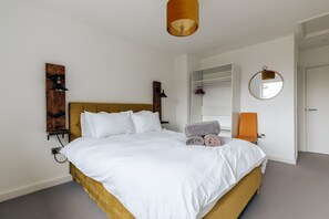 2 bedrooms, iron/ironing board, free WiFi, bed sheets - Spacious 2 Bed Apt with Stunning Views of Bath (Bath)