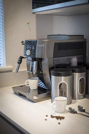A coffee machine with two cups and a thermos on a countertop. - Modern Family Apartment with views of Bath (Bath)