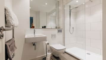 Douche, sĂšche-cheveux, serviettes fournies