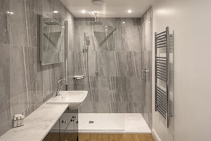 Dusche, Haartrockner, Handtücher