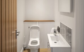Shower, hair dryer, towels - Modern 2 Bed Apartment in Old Town Swindon (Swindon)