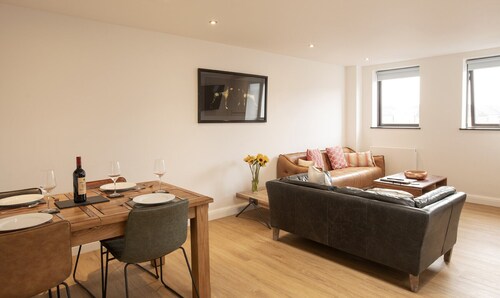 Bright 2 Bed Flat in the heart of Old Town Swindon