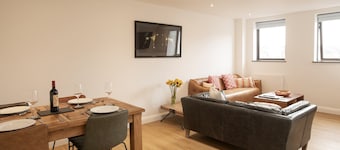 Bright 2 Bed Flat in the heart of Old Town Swindon