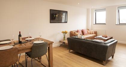 Bright 2 Bed Flat in the heart of Old Town Swindon