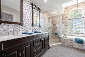 Bathtub, towels - Outdoor Kitchen, Heated Pool, - Villa Bay Vista - Roelens Vacations (Cape Coral)