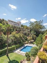 Una piscina cubierta, una piscina al aire libre