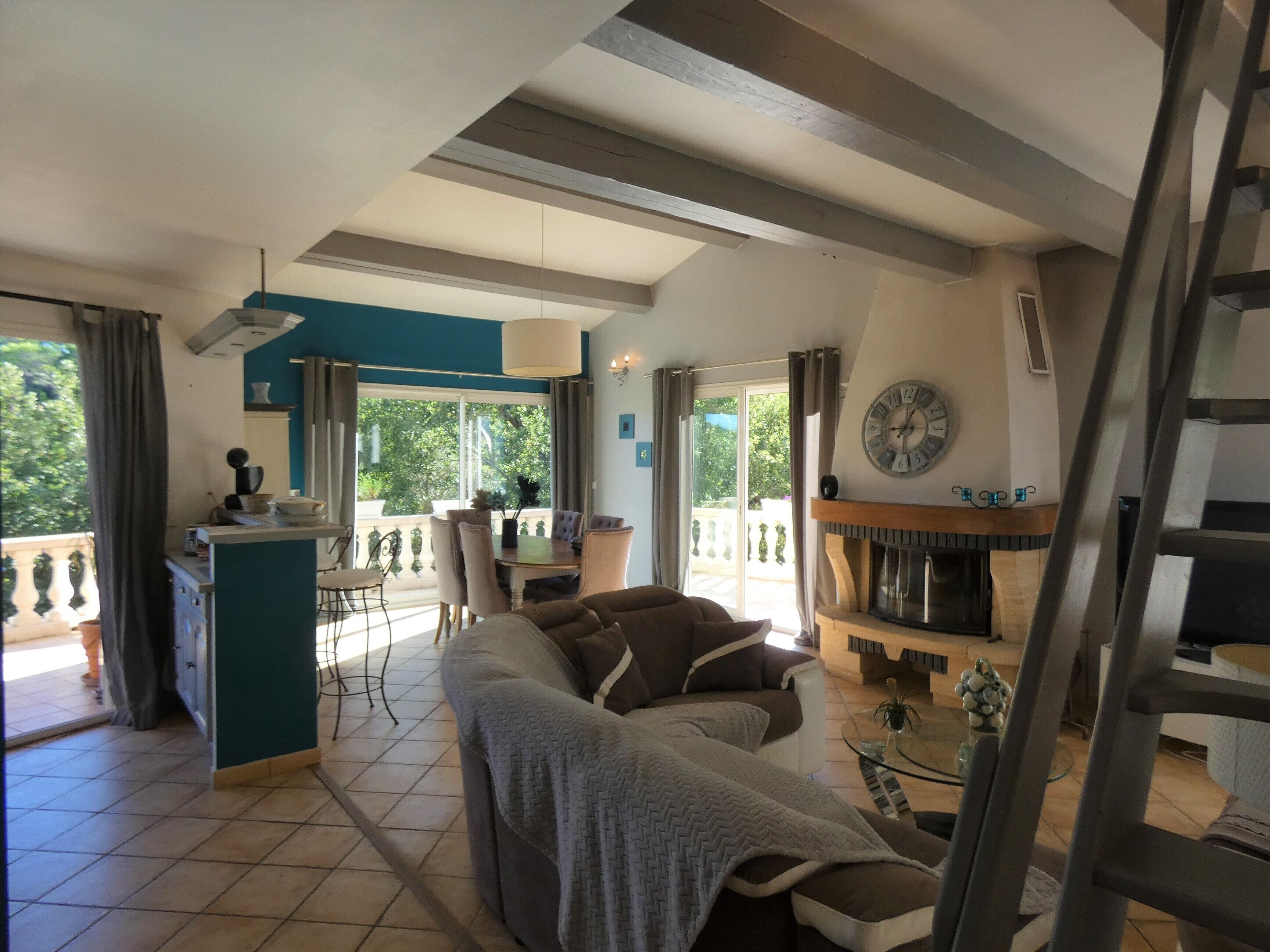 Smart TV, chimenea, tenis de mesa y libros 