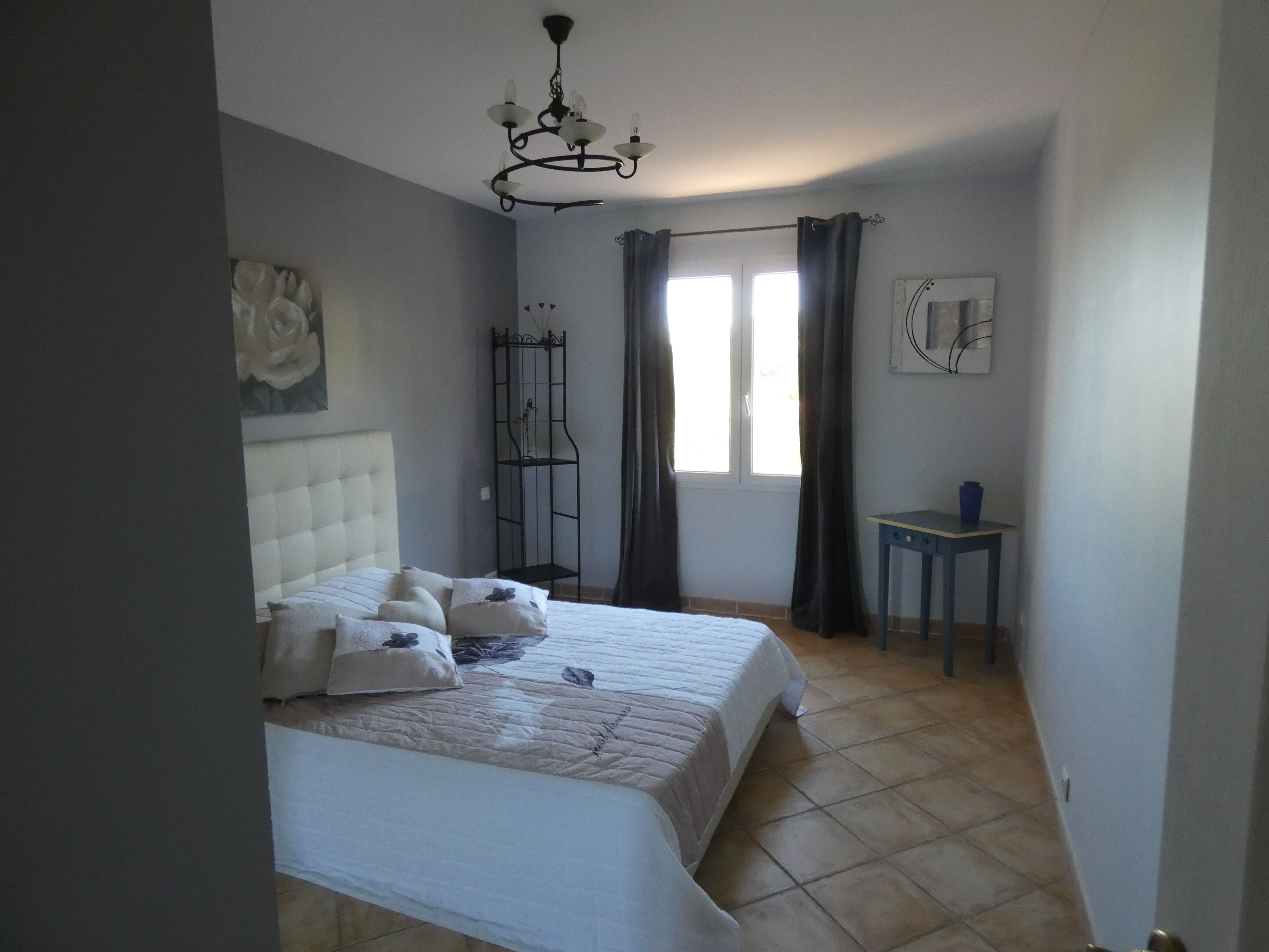 3 habitaciones, escritorio y tabla de planchar con plancha 