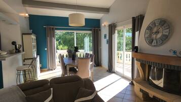 TV connectée, cheminée, table de tennis de table, livres