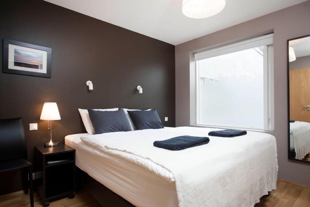 Habitación doble económica, 1 cama matrimonial, vista al patio | Escritorio, wifi gratis y ropa de cama 