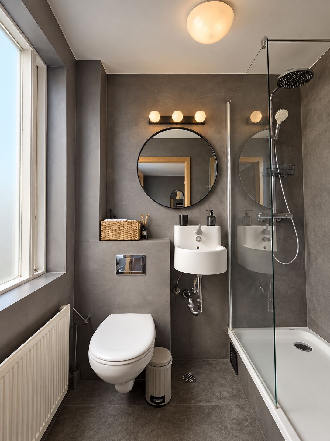 Une salle de bain moderne équipée de toilettes, d’un lavabo et d’une douche.