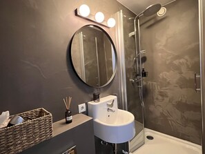 Standard Double Room, City View | Bathroom | Hair dryer, towels - Torg Guest House (Akureyri)