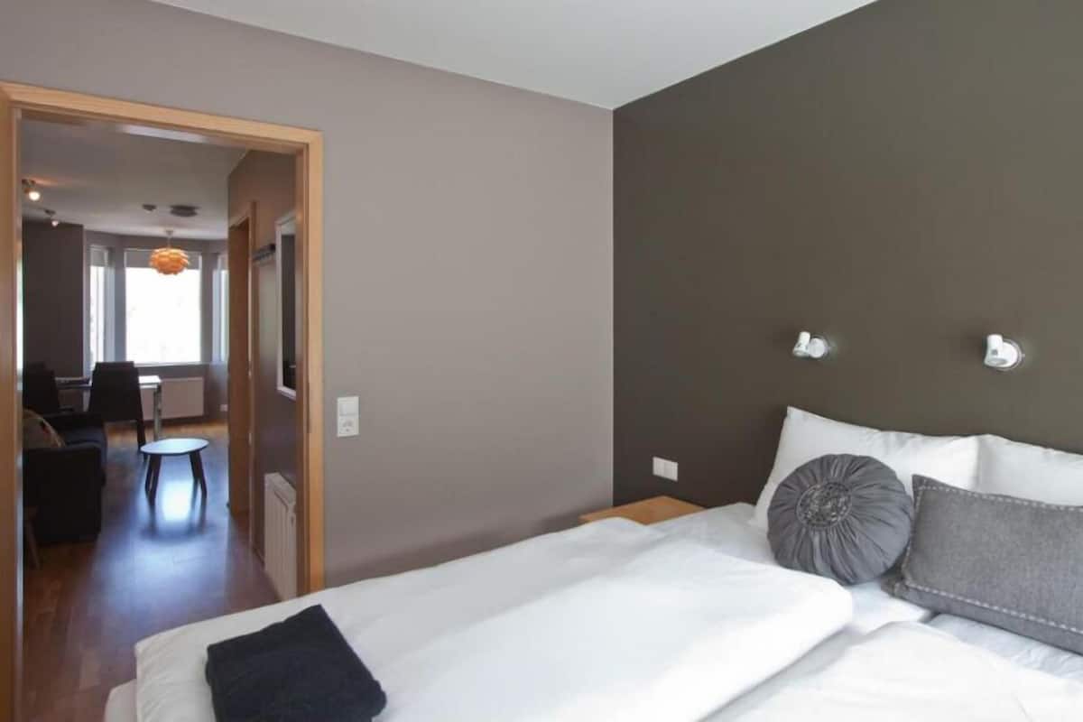 1 habitación, escritorio, wifi gratis y ropa de cama