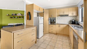 Fridge, microwave, oven, stovetop - Ayubowan Villa in Cowes (Cowes)