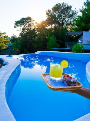 A poolside setting with a drink and dessert on a tray. - Türkdomes Glamping (Fethiye)