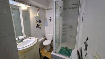 Douche, sĂšche-cheveux, serviettes fournies, savon