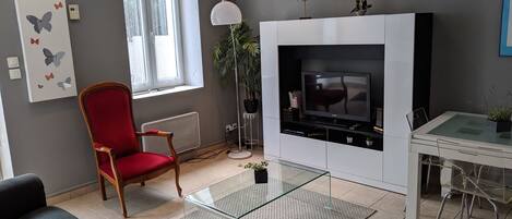 Een televisie, een dvd-speler en boeken