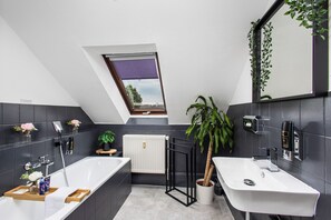 Combined shower/tub, eco-friendly toiletries, hair dryer, towels