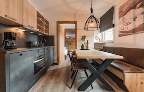 Kühlschrank, Geschirrspüler, Wasserkocher mit Kaffee-/Teezubehör