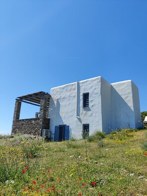 Exterior - Cycladic villa with a breathtaking view of the Aegean sea (Kythnos)